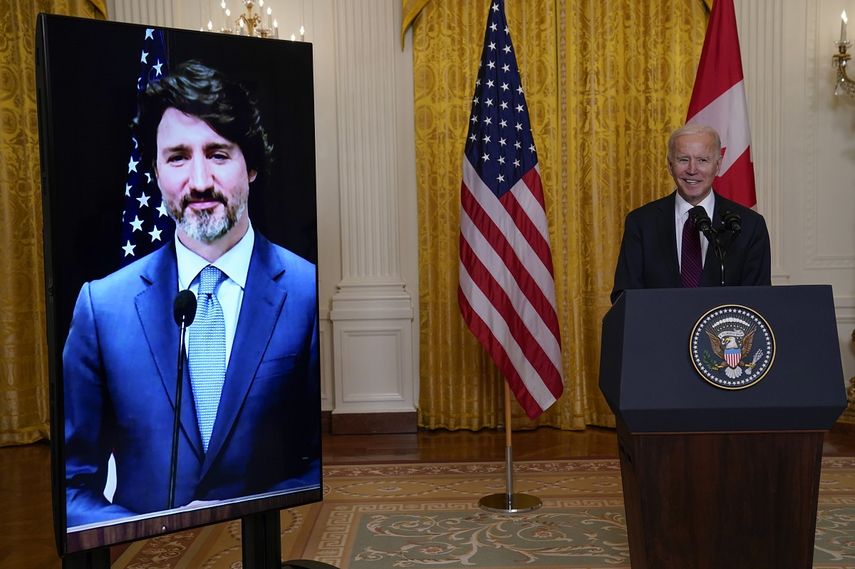 El presidente Joe Biden habla luego de sostener una reunión virtual con su homólogo canadiense Justin Trudeau.