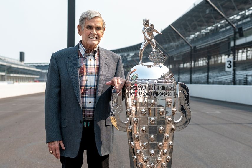 Al Unser, tetracampeón de las 500 millas de Indianápolis (Indy Car), posa con el trofeo Borg-Warner en el circuito de Indianápolis, el martes 20 de julio de 2021