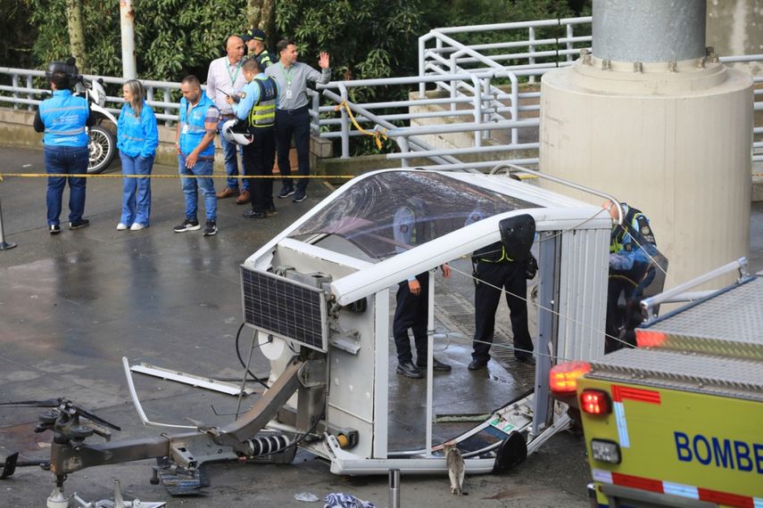 Un teleférico yace en el suelo después de caer en Medellín, Colombia, el miércoles 26 de junio de 2024. Al menos una persona murió y otras 12 resultaron heridas cuando el teleférico se derrumbó mientras se acercaba a una estación, dijeron las autoridades locales.