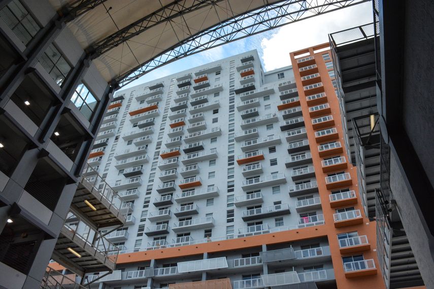 Nuevas edificaciones anuncian el crecimiento de la zona metropolitana de Miami.