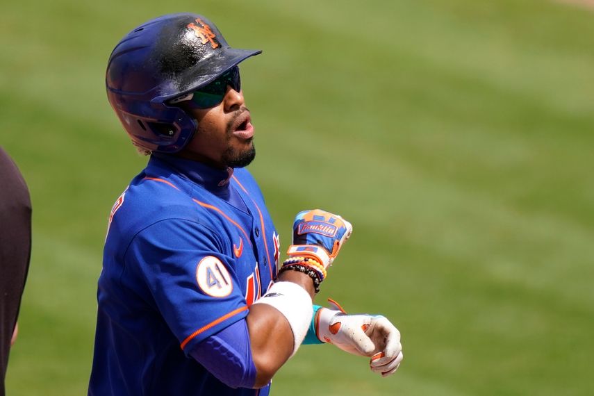 Francisco Lindor (12) de los Mets de Nueva York reacciona después de conectar un jonrón en la pretemporada de 2021