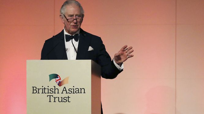El príncipe Carlos de Gran Bretaña habla en una recepción para celebrar el British Asian Trust en el Museo Británico de Londres, el miércoles 9 de febrero de 2022. Funcionarios reales dicen que Carlos dio positivo a una prueba de COVID-19 y se ha autoaislado.