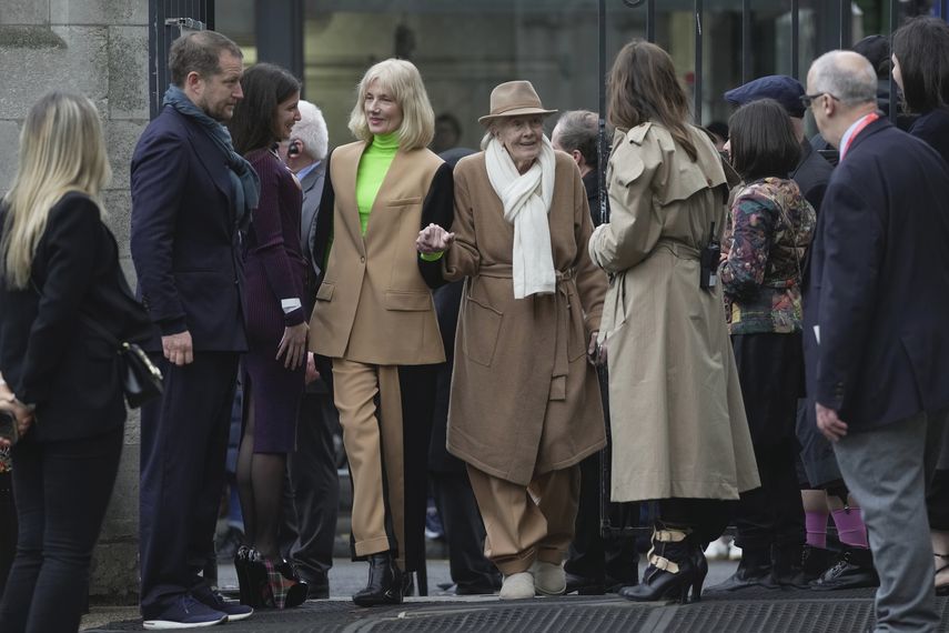 Artistas como Joely Richardson y Vanessa Redgrave llegan a la misa conmemorativa para la fallecida diseñadora Vivienne Westwood en la Catedral de Southwark, en Londres, el jueves 16 de febrero de 2023.