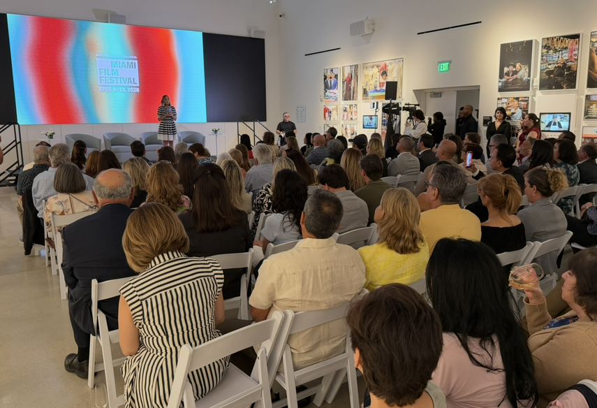 “Es el sueño de todo periodista. Es como una mamá cuando tiene un hijo. Me siento sumamente feliz, sumamente orgullosa”,  señaló Gloria en referencia al trabajo logrado.