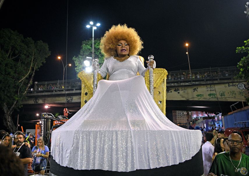En esta foto de archivo tomada el 24 de febrero de 2020, la cantante brasileña Elza Soares asiste al desfile de la escuela de samba Mocidade Independente de Padre Miguel durante la última noche del desfile del Carnaval de Río en el Sambódromo Marqués de Sapucai en Río de Janeiro, Brasil.