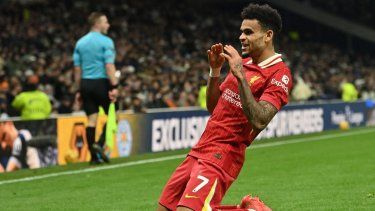 El colombiano Luis Díaz, del Liverpool, celebra luego de anotar el sexto gol de su equipo en una victoria sobre el Tottenham, el 22 de diciembre de 2024.