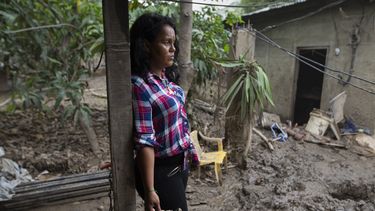 Nory Yamileth Hernández se encuentra en la propiedad donde vivía con otras 11 personas, incluidos sus tres hijos adolescentes, antes de que fuera inundada por los huracanes Eta e Iota del año pasado en San Pedro Sula, Honduras, el martes 12 de enero de 2021.&nbsp;