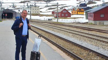 Odd Henrik Hansen conoce las preguntas de los turistas: ¿Cuándo vamos a ver los bueyes almizcleros y los renos?. Hansen es revisor de la Dovrebane, un tren que circula entre Oslo y Trondheim, en Noruega.