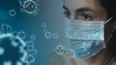 Los s&iacute;ntomas adicionales incluyen escalofr&iacute;os, temblores repetidos con escalofr&iacute;os, dolor muscular, dolor de cabeza, dolor de garganta y nueva p&eacute;rdida de sabor u olfato.