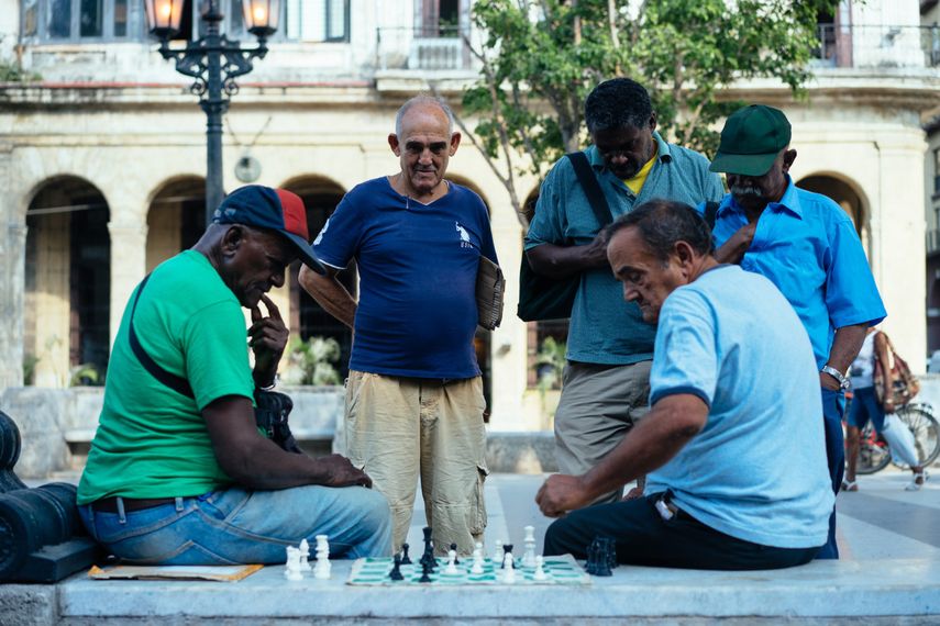 La gente espera, sin mayores ilusiones, tener algo para comer.