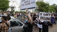 Dejen de matar gente por ser negra y &iexcl;No puedo respirar! dicen algunos de los carteles que llevaban manifestantes durante una protesta por la muerte de George Floyd el 26 de mayo del 2020 en Minneapolis. Floyd, quien era negro, falleci&oacute; el 25 de mayo cuando un polic&iacute;a blanco lo inmoviliz&oacute; apoyando su rodilla en su cuello tras detenerlo por error.&nbsp;