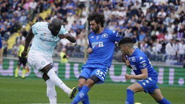 Romelu Lukaku del Inter de Milán anota el primer gol en el encuentro ante el Empoli en la Serie A el domingo 23 de abril del 2023.