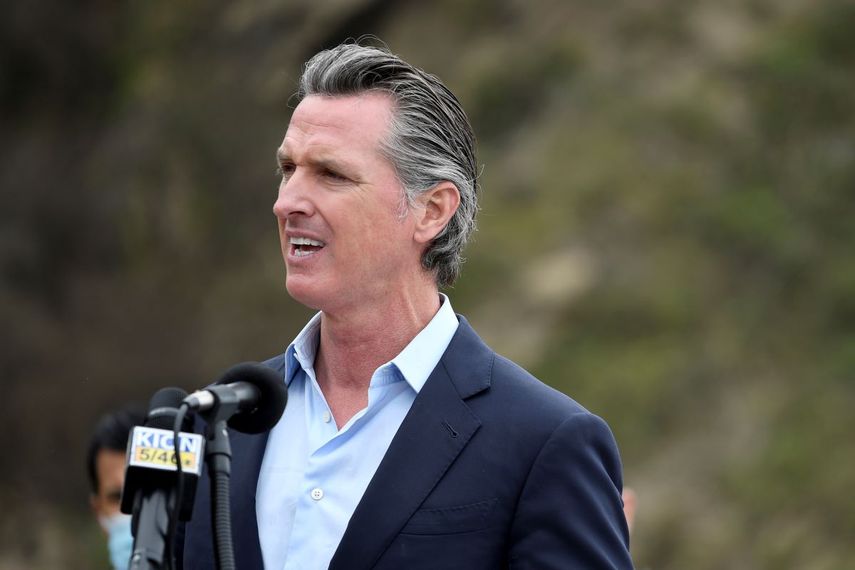 En esta imagen del 23 de abril de 2021, el gobernador de California Gavin Newsom durante una conferencia de prensa sobre la reapertura de una autopista en Rat Creek, cerca de Big Sur, California.
