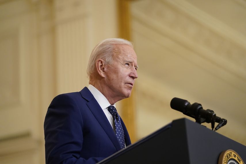 El presidente estadounidense Joe Biden habla en la Casa Blanca, en Washington, el jueves, 15 de abril del 2021. Biden firmó el viernes una determinación de emergencia que funcionarios dicen acelerará las admisiones de refugiados a Estados Unidos, pero no levantó el límite históricamente bajo impuesto por su predecesor Donald Trump de 15.000 refugiados al año.&nbsp;