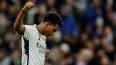 El delantero brasileño del Real Madrid, Rodrygo, celebra tras marcar el segundo gol de su equipo durante el partido de fútbol de la liga española en el estadio Santiago Bernabéu de Madrid, el 1 de diciembre de 2023. &nbsp;