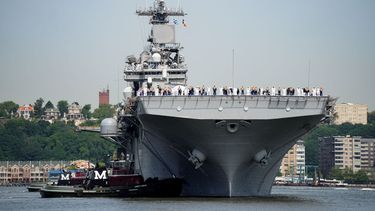 Marinos y personal del servicio militar llegan al USS Wasp en el río Hudson, el 24 de mayo de 2023, en Nueva York.&nbsp;