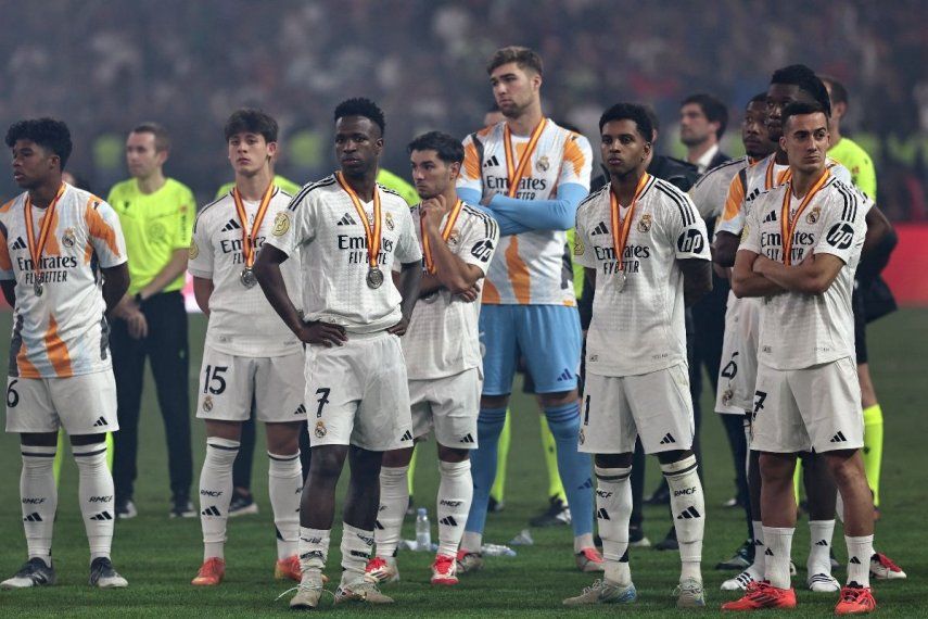 Los jugadores del Real Madrid con sus medallas después del partido final de la Supercopa de España ante el Barcelona en la Ciudad Deportiva Rey Abdullah en Yedá, el 12 de enero de 2025.