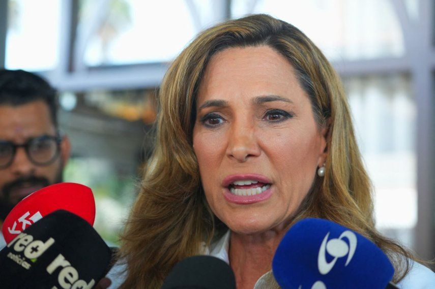 La representante federal estadounidense María Elvira Salazar habla con periodistas.