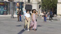 Varias personas pasean por la calle en Madrid (España). La Agencia Estatal de Meteorología (AEMET) activa el aviso amarillo en Madrid este lunes y martes por temperaturas que superarán los 36 grados en varias zonas de la región.&nbsp;