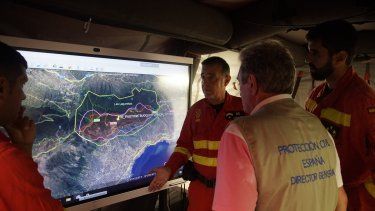 Efectivos de la UME y Protección Civil en el puesto de control del incendio de Tenerife. &nbsp;