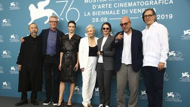 Los jueces Shinya Tsukamoto, de izquierda a derecha, Piers Handling, Stacy Martin, Mary Harron, la presidenta Lucrecia Martel, Paolo Virz&igrave; y Rodrigo Prieto posan durante la 76 edici&oacute;n del Festival de cine de Venecia.&nbsp;