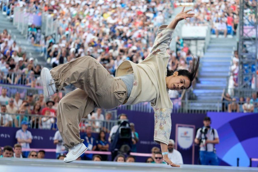 La marroquí Fatima Zahra El Mamouny o B-Girl Elmamouny, compite en el breaking de los Juegos Olímpicos de París, el viernes 9 de agosto de 2024.