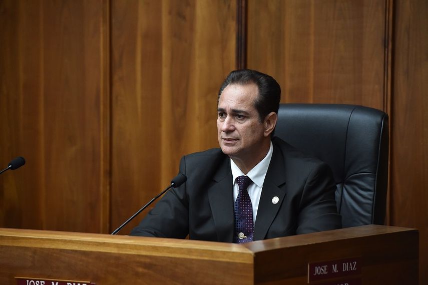 Alcalde de la ciudad de Sweetwater, José M. Díaz (Álvaro Mata) 