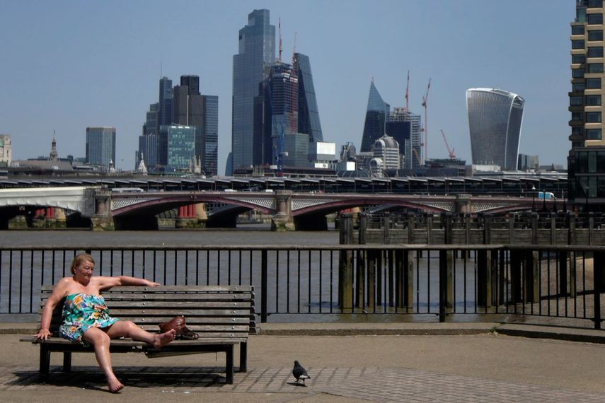 Una mujer soleándose cerca del río Támesis en Londres.&nbsp;