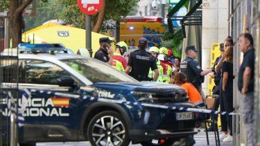 La policía y los trabajadores de los servicios de emergencia se ven cerca del lugar del derrumbe de un edificio que estaba siendo rehabilitado en Madrid el 7 de octubre de 2025.