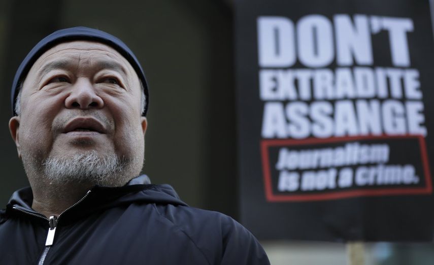 El artista contempor&aacute;neo chino y activista Ai Weiwei durante una&nbsp;protesta frente a la corte penal de Londres en apoyo a Julian Assange durante su audiencia de extradici&oacute;n en Londres el lunes 28 de septiembre de 2020.&nbsp;