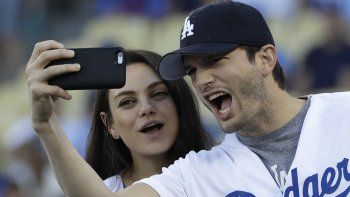 Ashton Kutcher y Mila Kunis se toman un selfie en un juego de béisbol entre los Chicago Cubs y Los Angeles Dodgers.