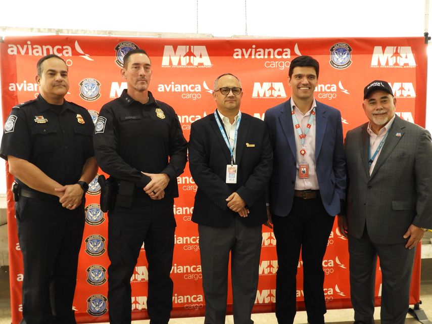 Por la derecha: Jimmy Morales (MIA), Diogo Elias (Avianca), Ignacio Gómez, (Asocolflores), Daniel Alonso y Evo Serrano (CBP).