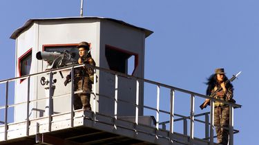Fotograf&iacute;a de archivo fechada el 11 de enero de 2002 de miembros de las Fuerzas Armadas de Cuba en un punto de vigilancia pr&oacute;ximo a la base naval de EEUU en Guant&aacute;namo.