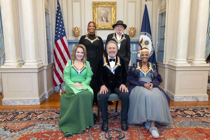 De izquierda a derecha, Renée Fleming, Queen Latifah, Billy Crystal, Barry Gibb y Dionne Warwick, homenajeados del Centro Kennedy 2023, posan para una fotografía en el Departamento de Estado después de la cena de gala de Honores del Centro Kennedy, el sábado 2 de diciembre de 2023, en Washington.