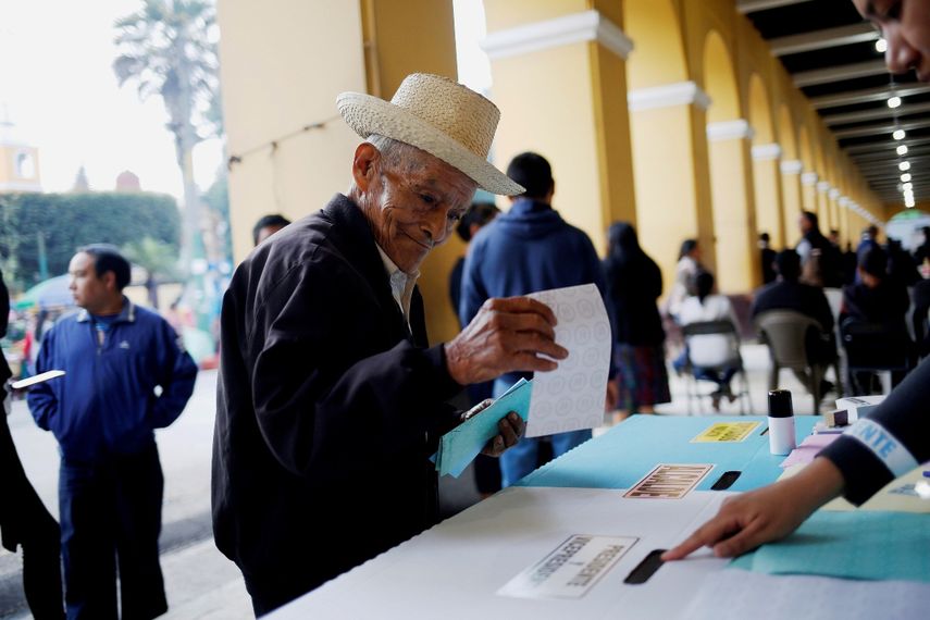 Tereso Guerra, de 85 años, fue el primero en llegar a un centro de votación en el municipio indígena de San Juan Sacatepéquez.