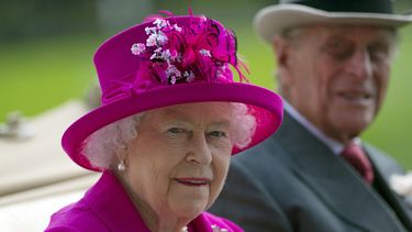 En esta foto de archivo, la reina Isabel II (izq.) De Gran Bretaña y su esposo, el príncipe Felipe de Gran Bretaña, duque de Edimburgo, llegan al cuarto día del evento anual de carreras de caballos Royal Ascot cerca de Ascot, al oeste de Londres, el 20 de junio de 2014. Un hombre fue detenido en el palacio de Holyrood. &nbsp;