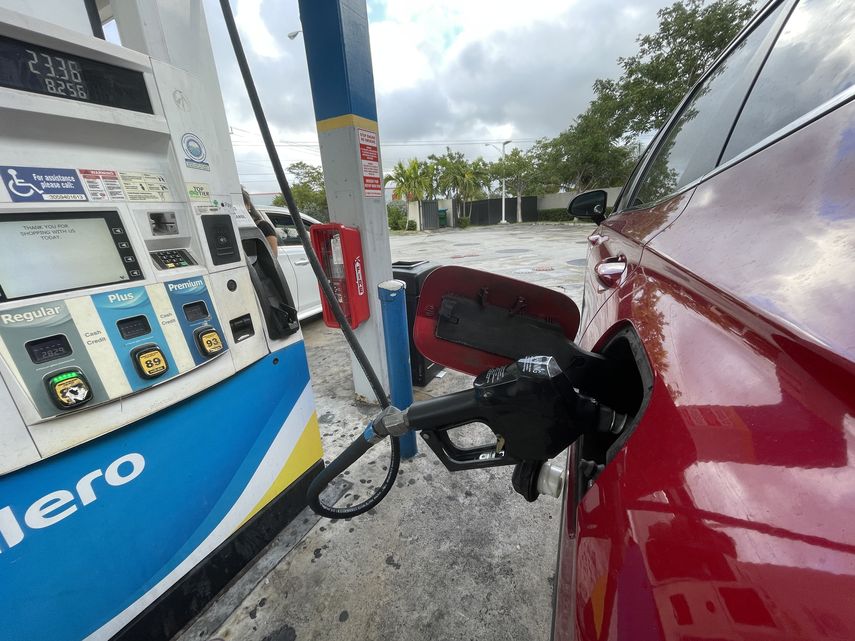 Precio de la gasolina en Florida baja ligeramente.