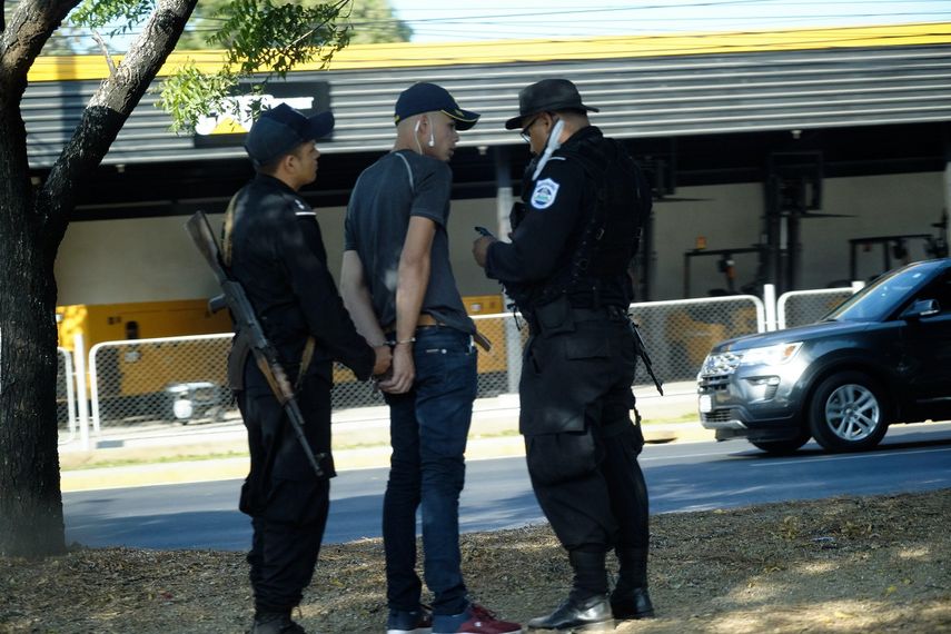 Policías antidisturbio del régimen de Daniel Ortega detienen a un joven en Managua, Nicaragua, escenario de continuas protestas por la crisis que vive la nación centroamericana.