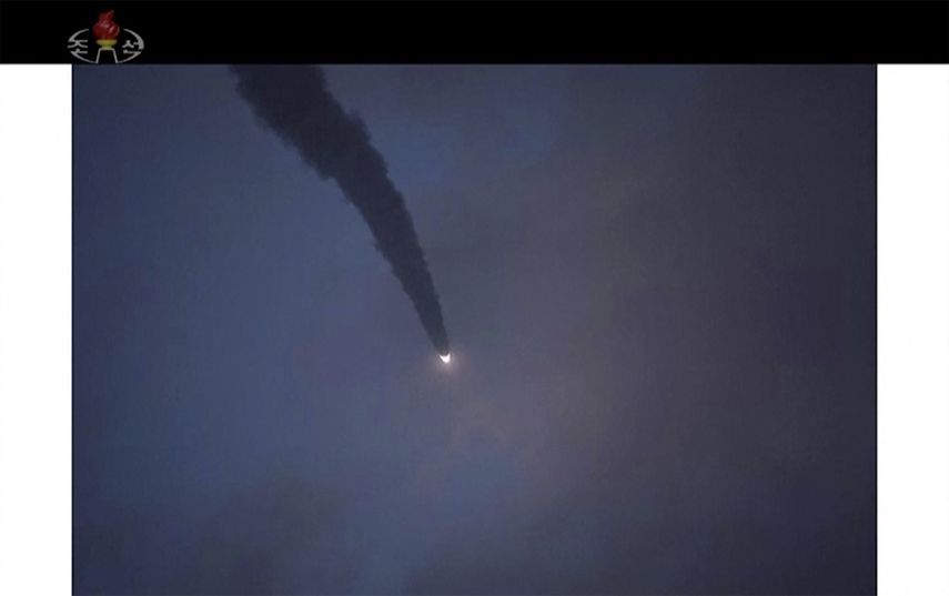 Imagen tomada de un video transmitido por la televisora norcoreana KRT el jueves 1 de agosto de 2019,&nbsp;de un misil durante un lanzamiento de prueba en Corea del Norte.&nbsp;
