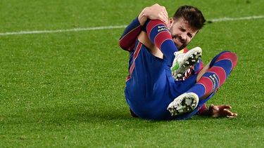 El defensa español del Barcelona, ​​Gerard Piqué, se toca la rodilla durante la semifinal de la Copa del Rey de España en la segunda etapa del partido de fútbol entre el FC Barcelona y el Sevilla FC en el estadio Camp Nou de Barcelona el 3 de marzo de 2021.&nbsp;