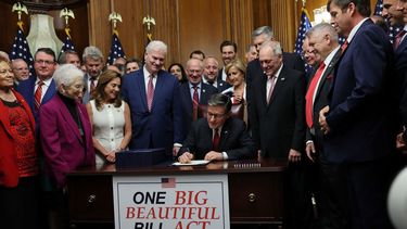 El presidente de la Cámara Baja, Mike Johnson, firma el documento aprobado para enviarlo al escritorio del presidente Donald J. Trump.