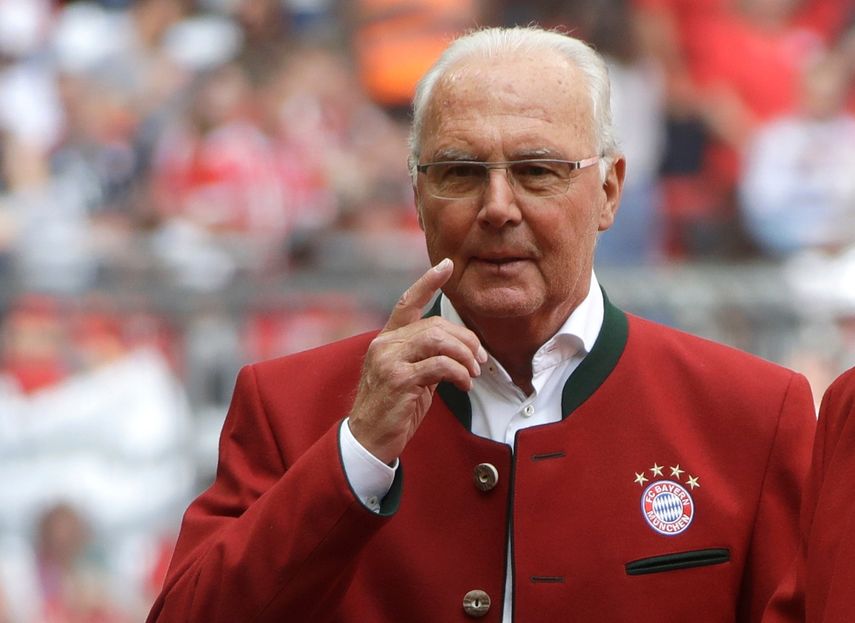 En esta foto del sábado 20 de mayo de 2017, la leyenda del fútbol alemán Franz Beckenbauer previo a un partido del Bayern Múnich contra Freiburgo en la Bundesliga.&nbsp;