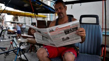 Hombre Lee el diario oficialista de la dictadura, Granma.&nbsp;