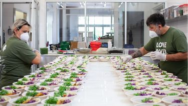 Trabajadores de The Sacred Place Miami preparan los bowls de comida orgánica para donar. Trabajadores de The Sacred Place Miami preparan los bowls de comida orgánica para donar.