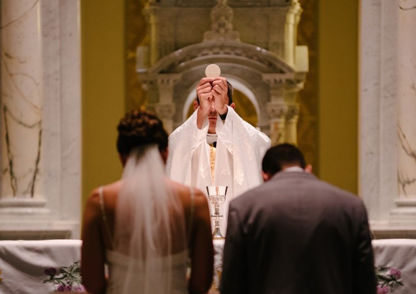San Valentín fue un sacerdote romano del siglo III que solía casar a las parejas enamoradas en secreto