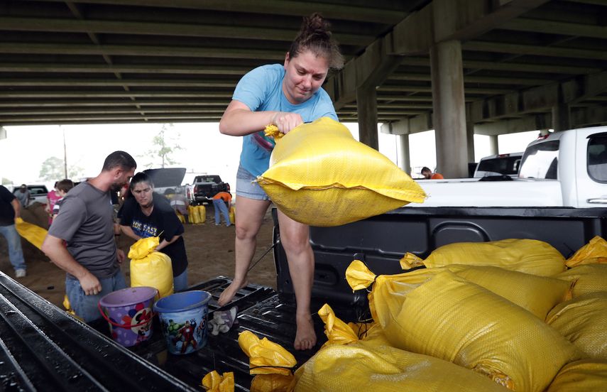 Residentes hacen preparativos ante la llegada del huracán Barry en Morgan City, Luisiana el 12 de julio del 2019.&nbsp;
