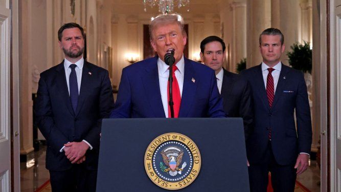 El presidente Donald Trump se dirige a la nación, junto al vicepresidente JD Vance (izquierda); el secretario de Estado, Marco Rubio (segundo a la derecha); y el secretario de Defensa, Pete Hegseth (derecha), desde la Casa Blanca en Washington, DC, el 21 de junio de 2025, tras el anuncio de que EEUU bombardeó sitios nucleares en Irán.