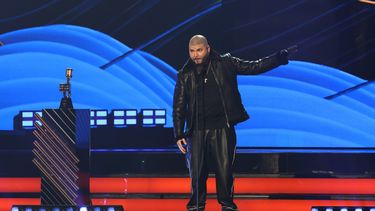 El puertorriqueño Farruko se alzó con 4 Latin Billboard 2022 por su tema Pepas.