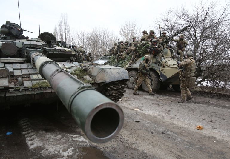Tanques de guerra y armamento bélico en el primer día de conflicto armado entre Rusia y Ucrania tras la invasión de la Fuerza Armada de Rusia. 