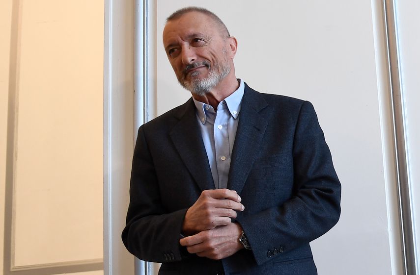 En esta foto de archivo tomada el 13 de marzo de 2019, el escritor espa&ntilde;ol Arturo P&eacute;rez-Reverte posa en Madrid.